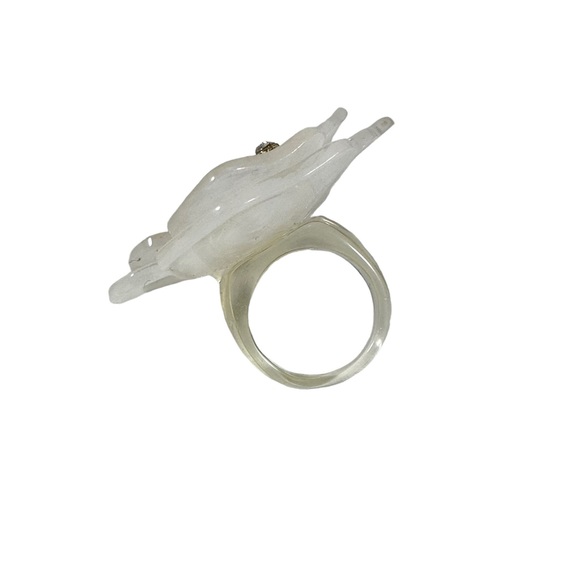 Stunning pearl lucite white flower ring with golden and rhinestone accen… - Picture 5 of 6